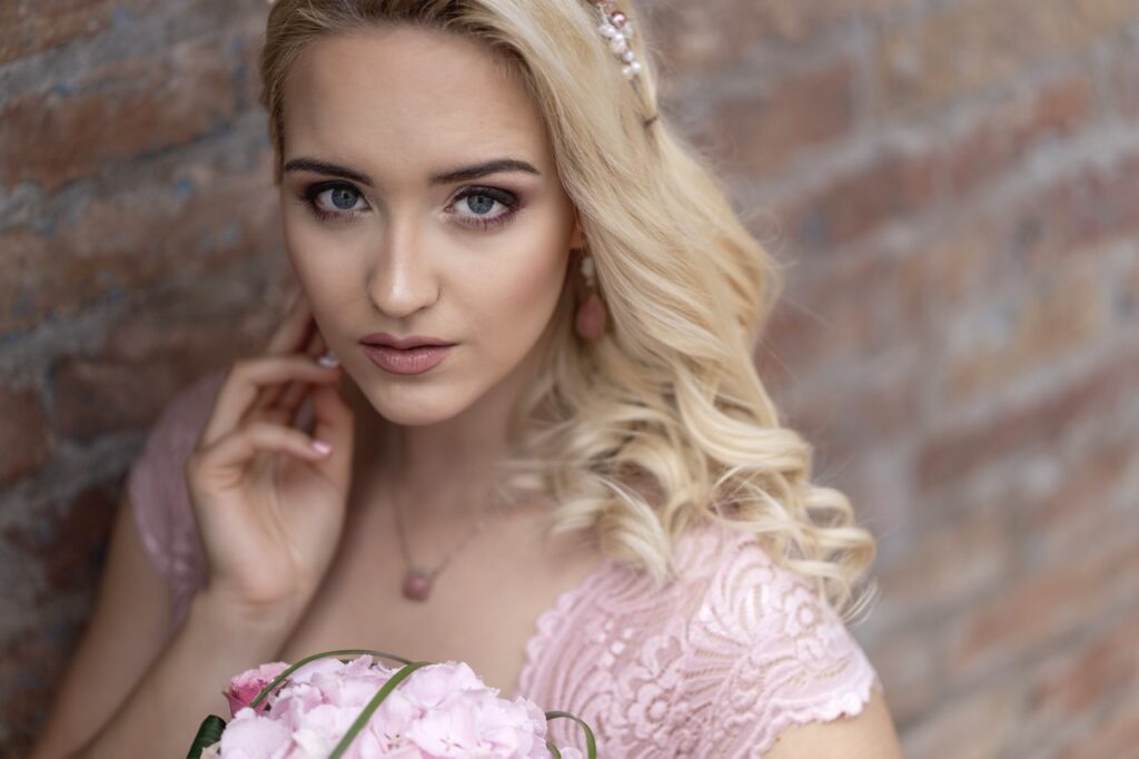 petevelvet_wedding_195 London wedding photographer captures cake cutting