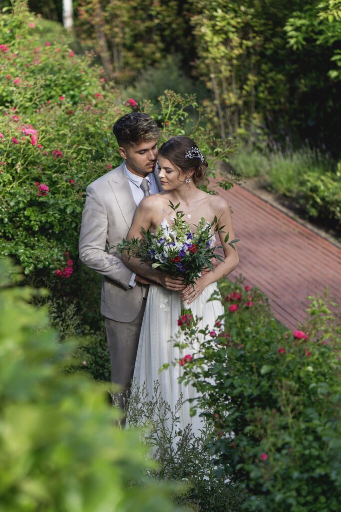 petevelvet_wedding_212 Bride groom under tree London wedding photographer