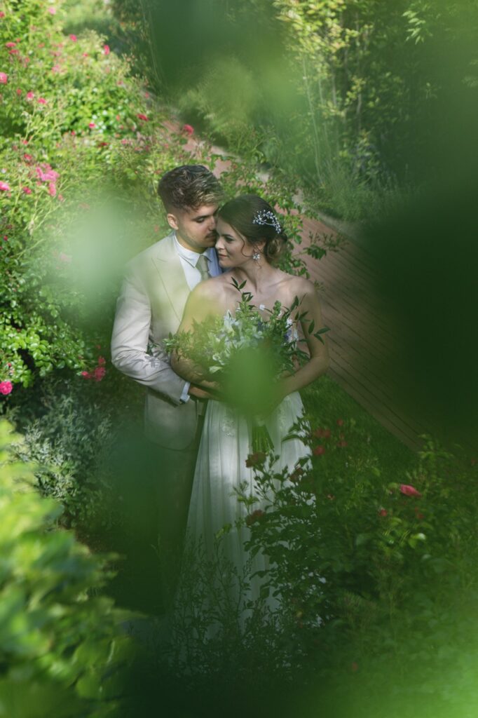 petevelvet_wedding_214 Sunset in garden London wedding photographer