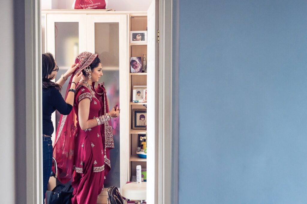petevelvet_wedding_254 Traditional Hindu wedding by London wedding photographer